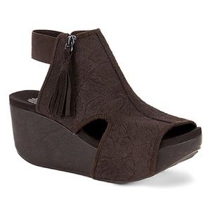 Yellow Box Brown Sheridan Suede Sandal (Size 7 1/2)